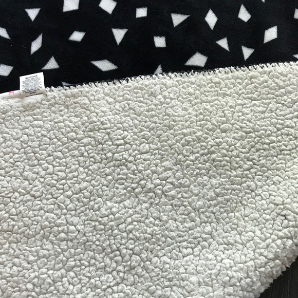 Showing - Picture 2 of 4